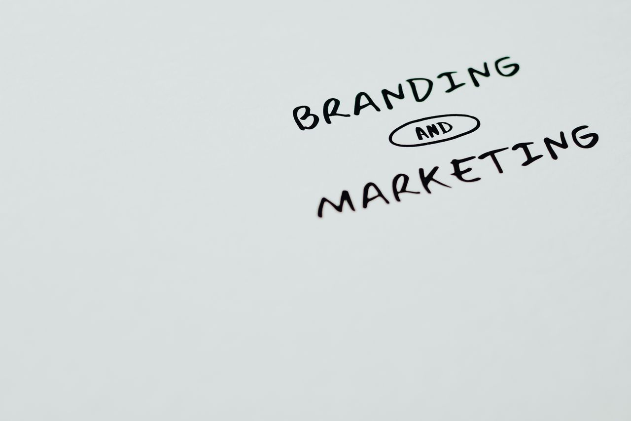 Une image épurée affichant les mots Branding et Marketing sur un fond blanc, parfaite pour illustrer des thèmes liés au marketing digital.